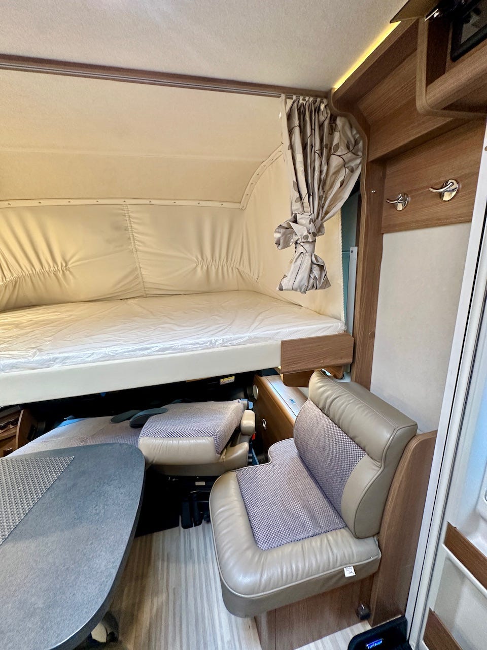 b45baf3a-ff18-40e3-9e98-17390d39f083