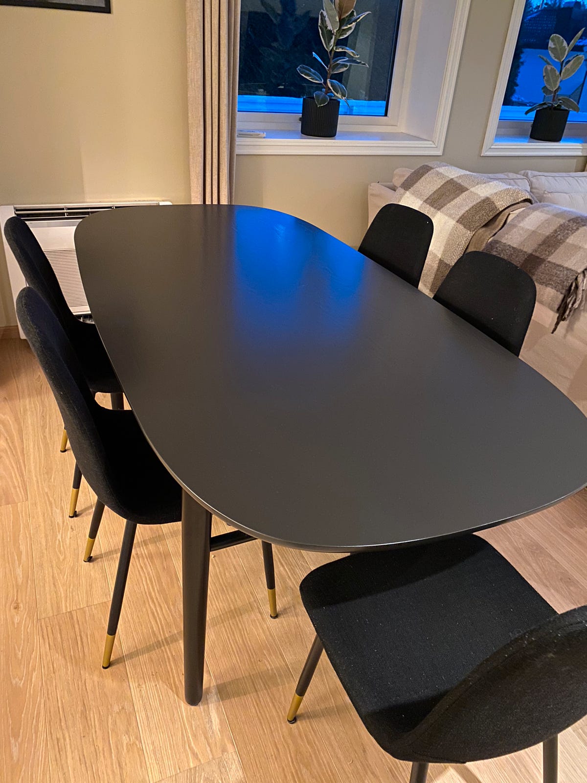 Sort spisebord med plass til seks stk!! | FINN-torget