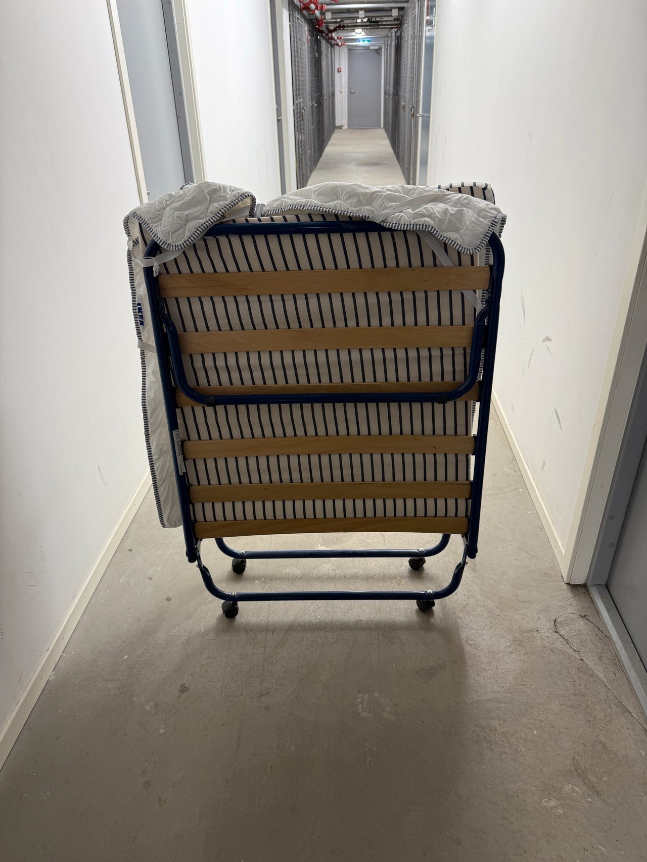 ikea-sandvika-gjesteseng-feltseng-sammenleggbart-med-roller-hjul