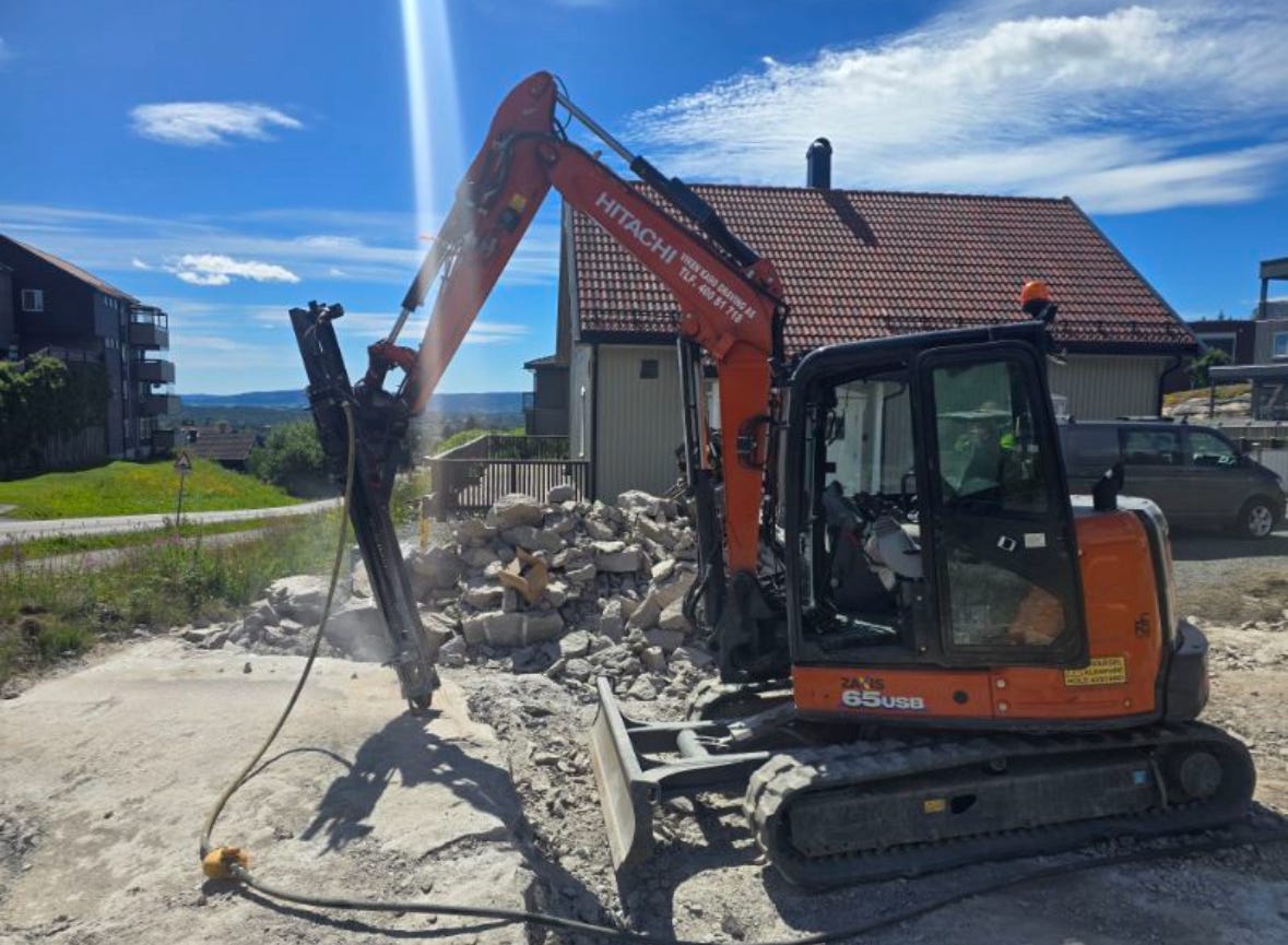 Boretårn til minigraver med Atlas copco borhammer | FINN-torget