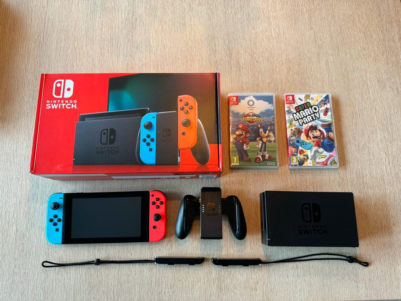 Nintendo Switch med alt tilbehør og to spill | FINN-torget