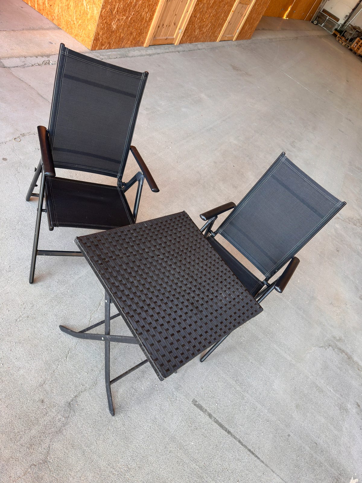To stoler og et lite bord | FINN-torget