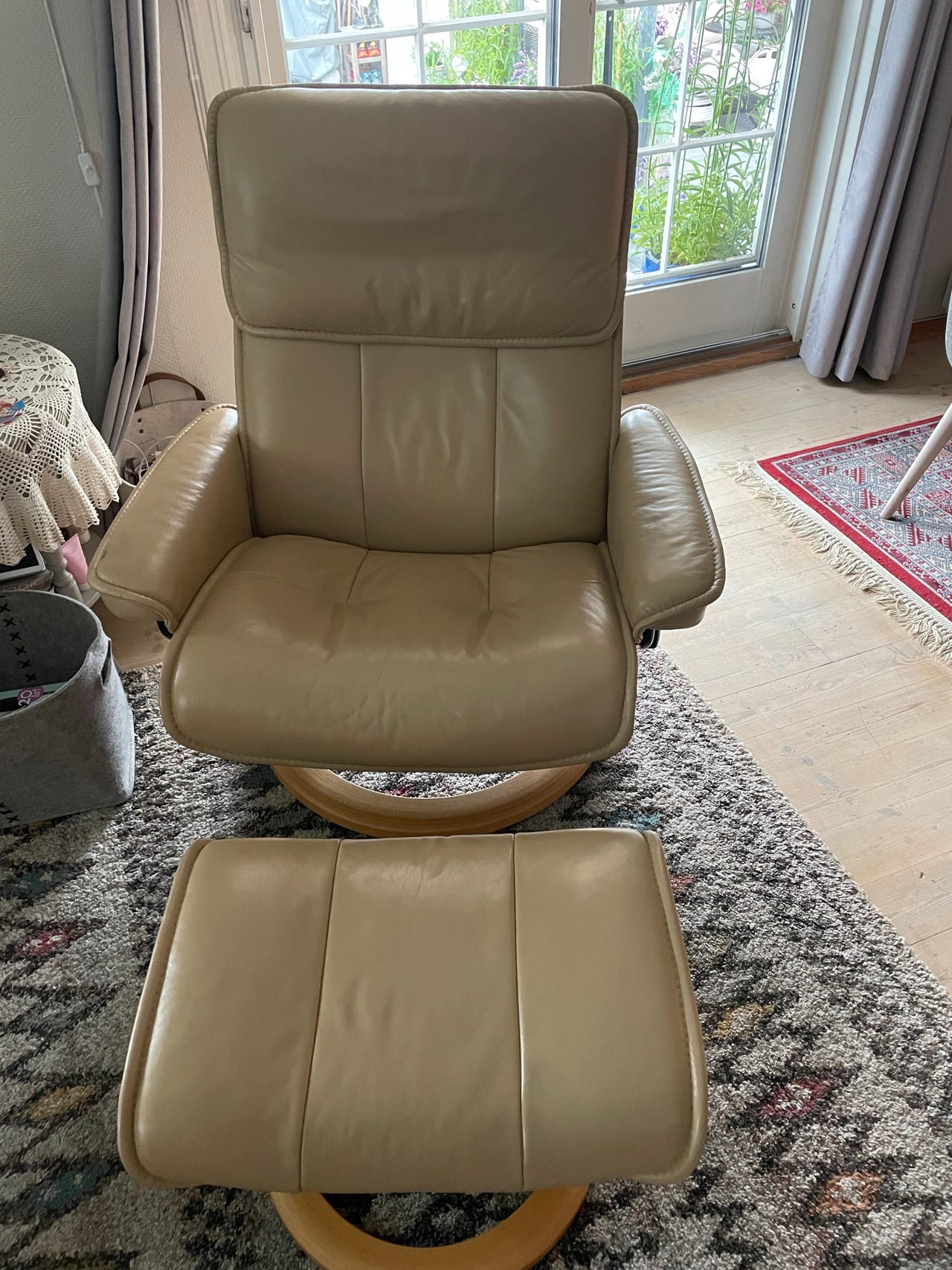 Stressless stol med skammel | FINN-torget