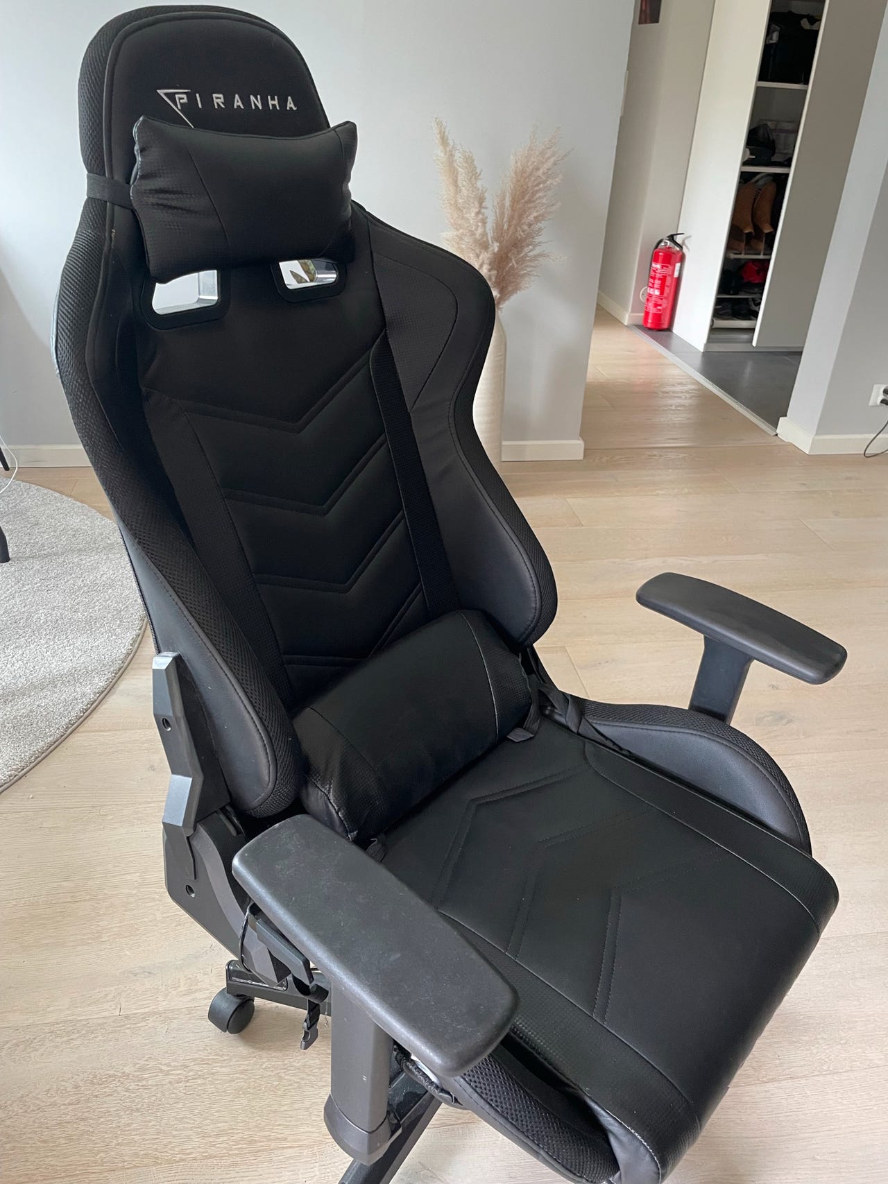 Selger godt brukt gamingstol billig | FINN-torget