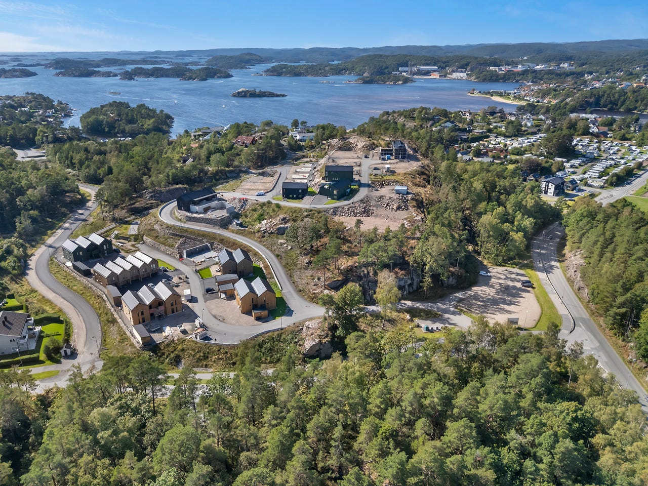 Image #1 Søgne/Åros - Moderne og innholdsrik tomannsbolig med carport. Mellom Årossanden og Kvernhusvannet