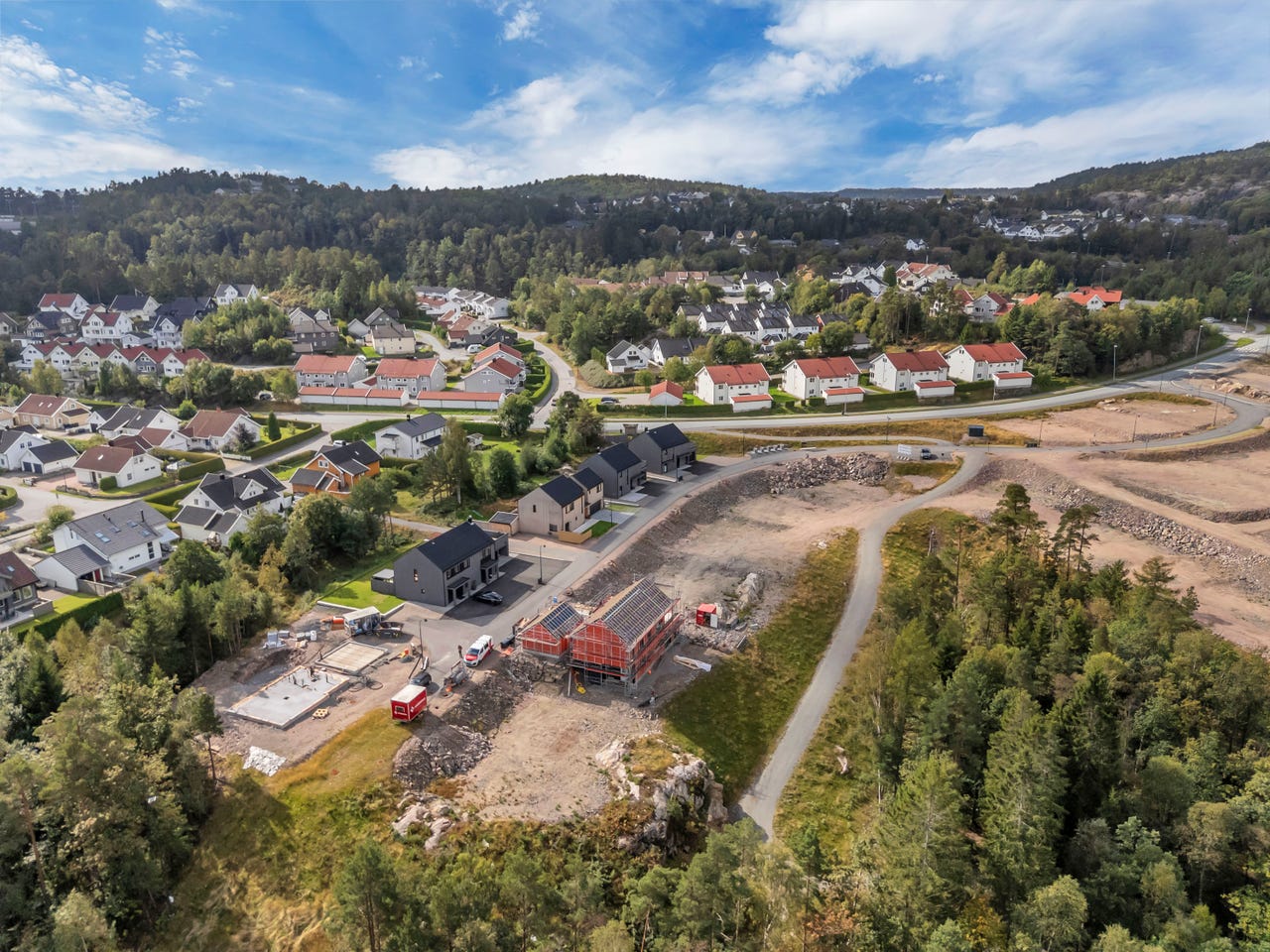 Image #6 Hellemyr - Innholdsrik enebolig med utleiedel på endetomt mot natur. Solceller på tak.