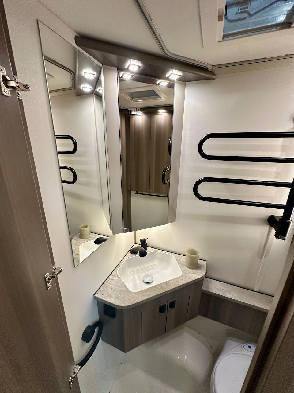 c5fcb008-75e6-4a5e-a3f9-8aea7e05729c