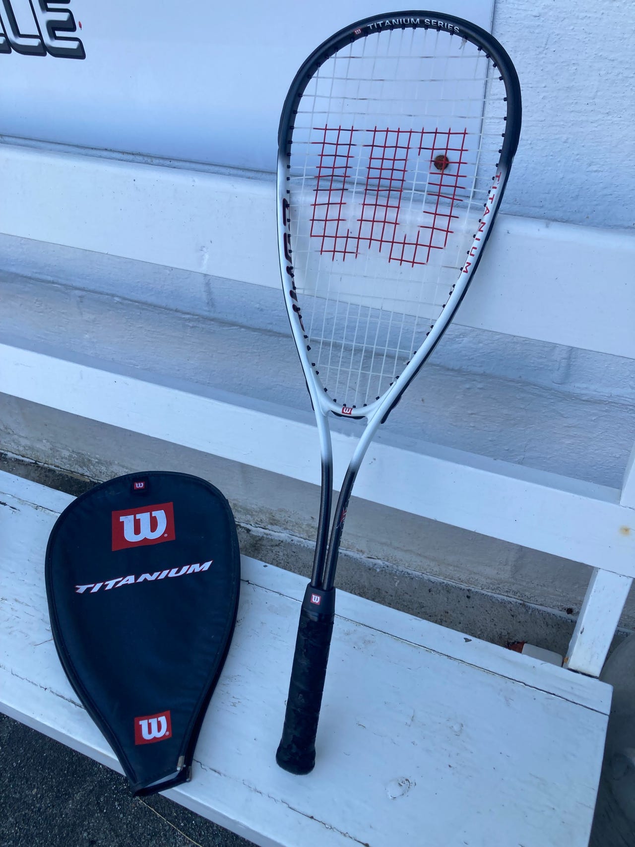 Raqueta De Squash Wilson Hyper Titanium Con Funda Azul 4 1/2
