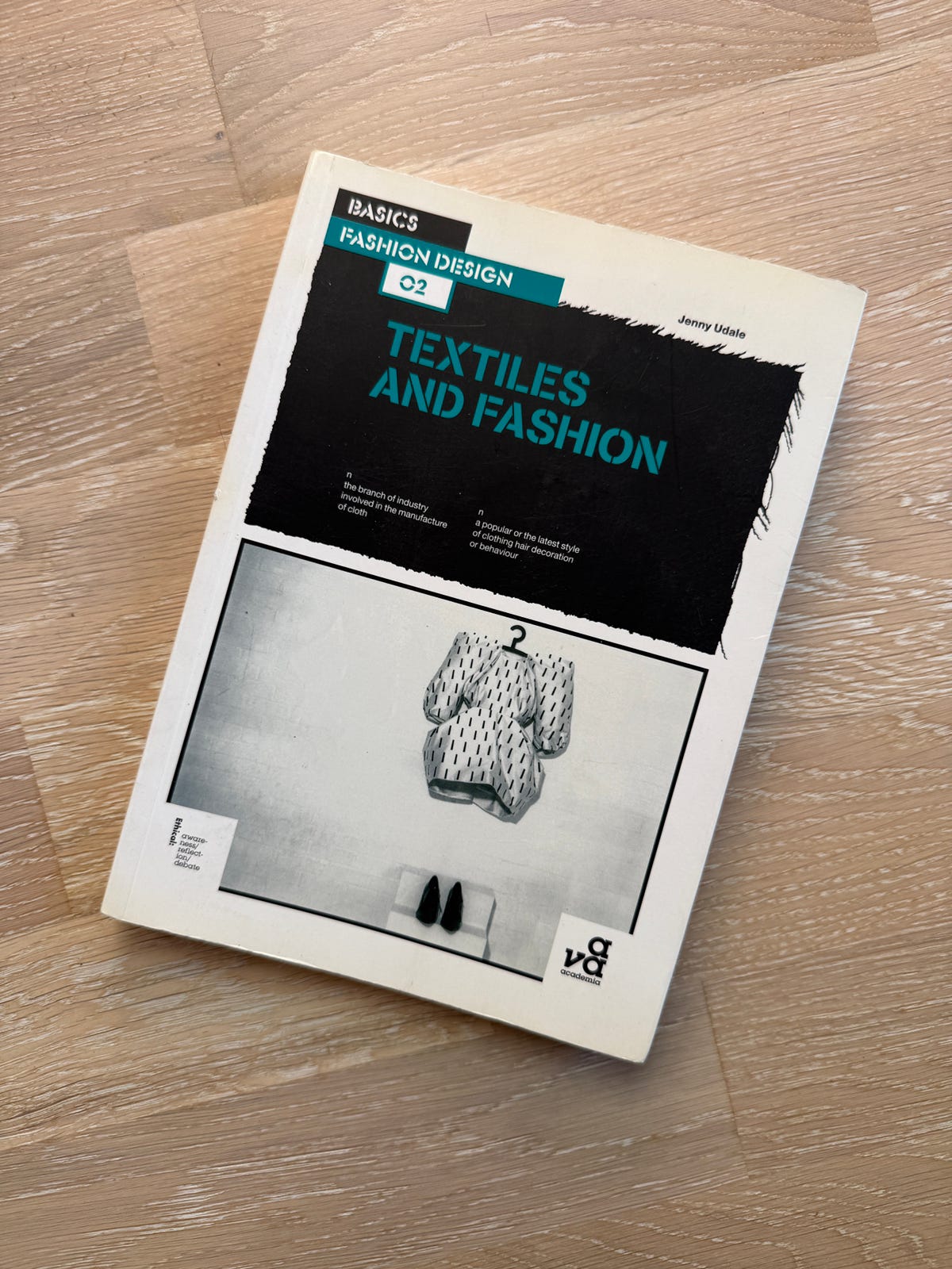 Basics of Fashion Design 02 : Textiles + Mote Bok / Book | FINN-torget