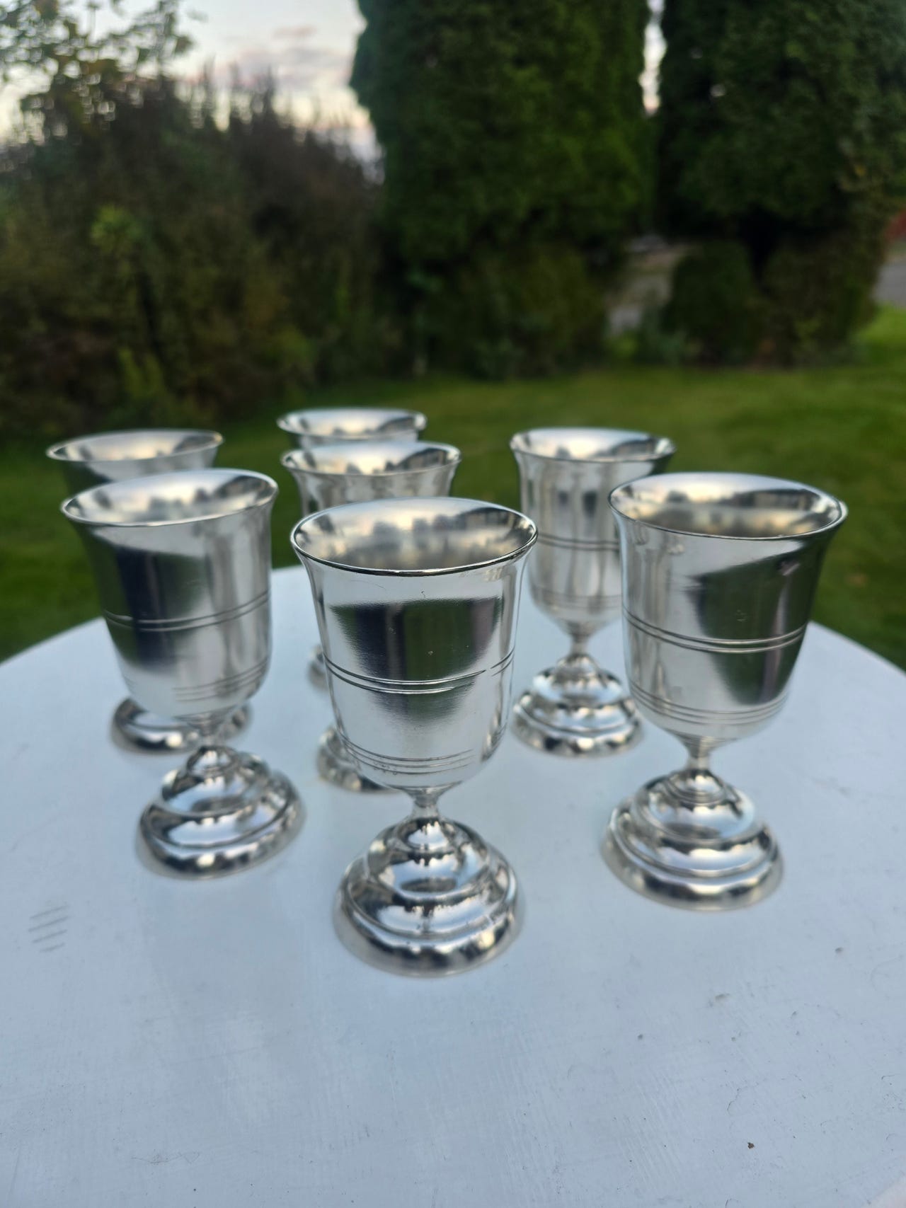 7 elegante vinbegre i støpt tinn fra Askvoll Brug – Norsk