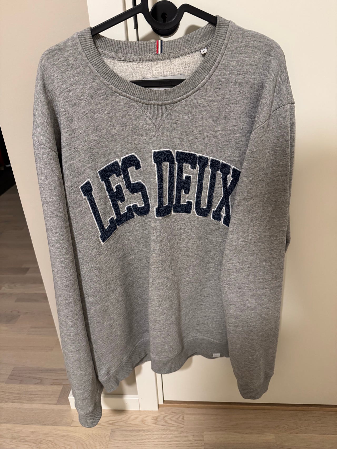 Bonjour.™ Le Crewneck Vermillon main image 1
