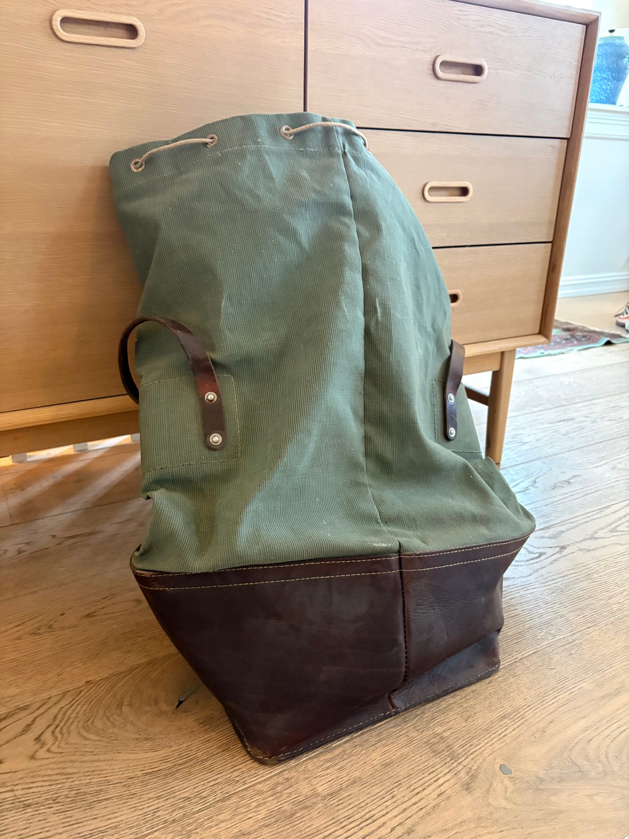 Tøff militær duffelbag av kanvas og skinn FINN-torget