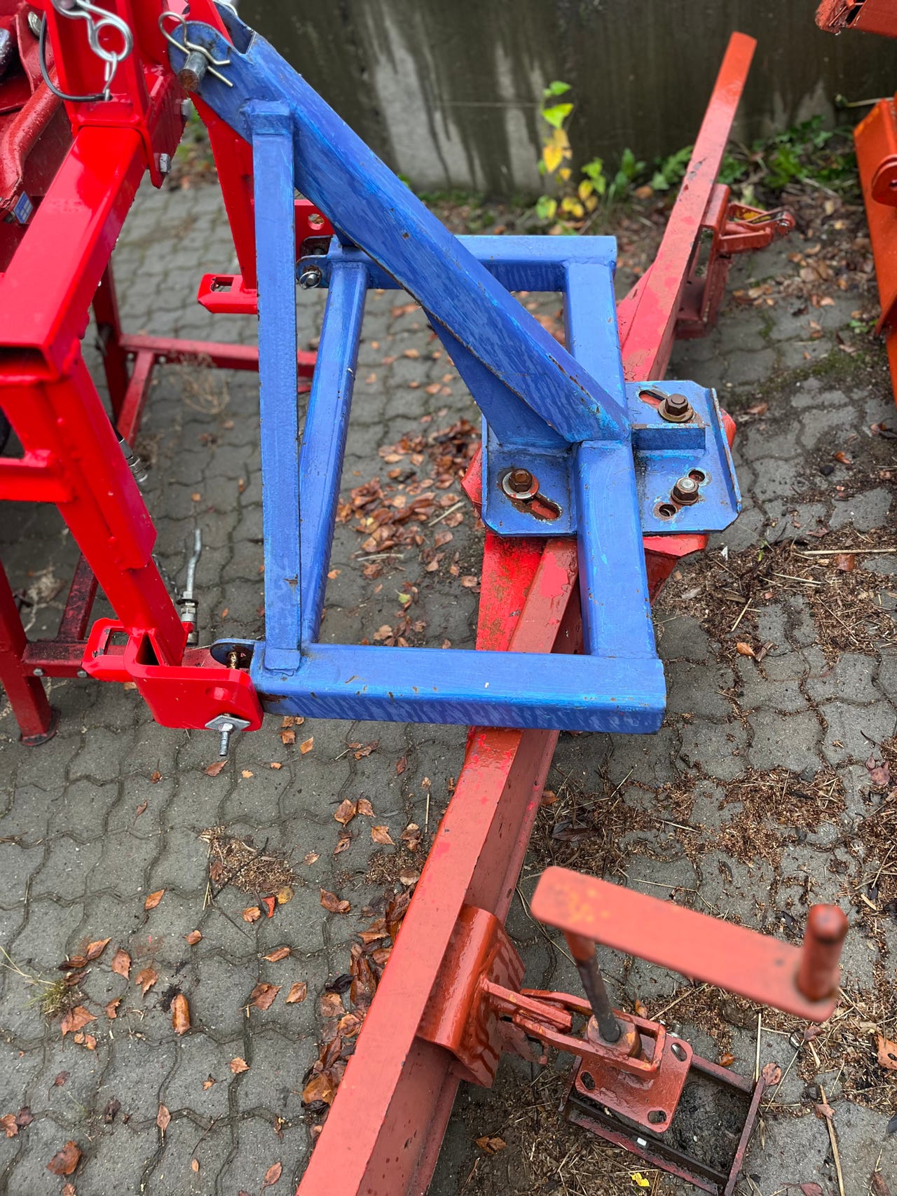 Kr 3000,- + , rød ramme følger ikke med