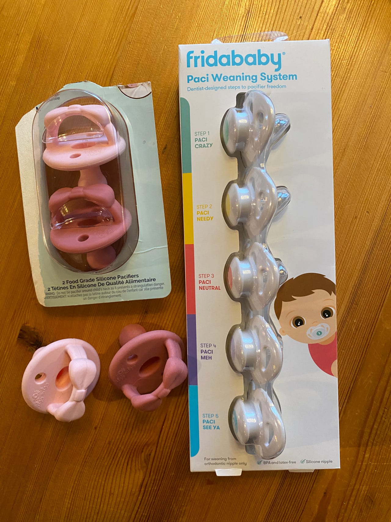 4 ortodontiske smokker og Frida Baby Silicone Paci Weaning System ...