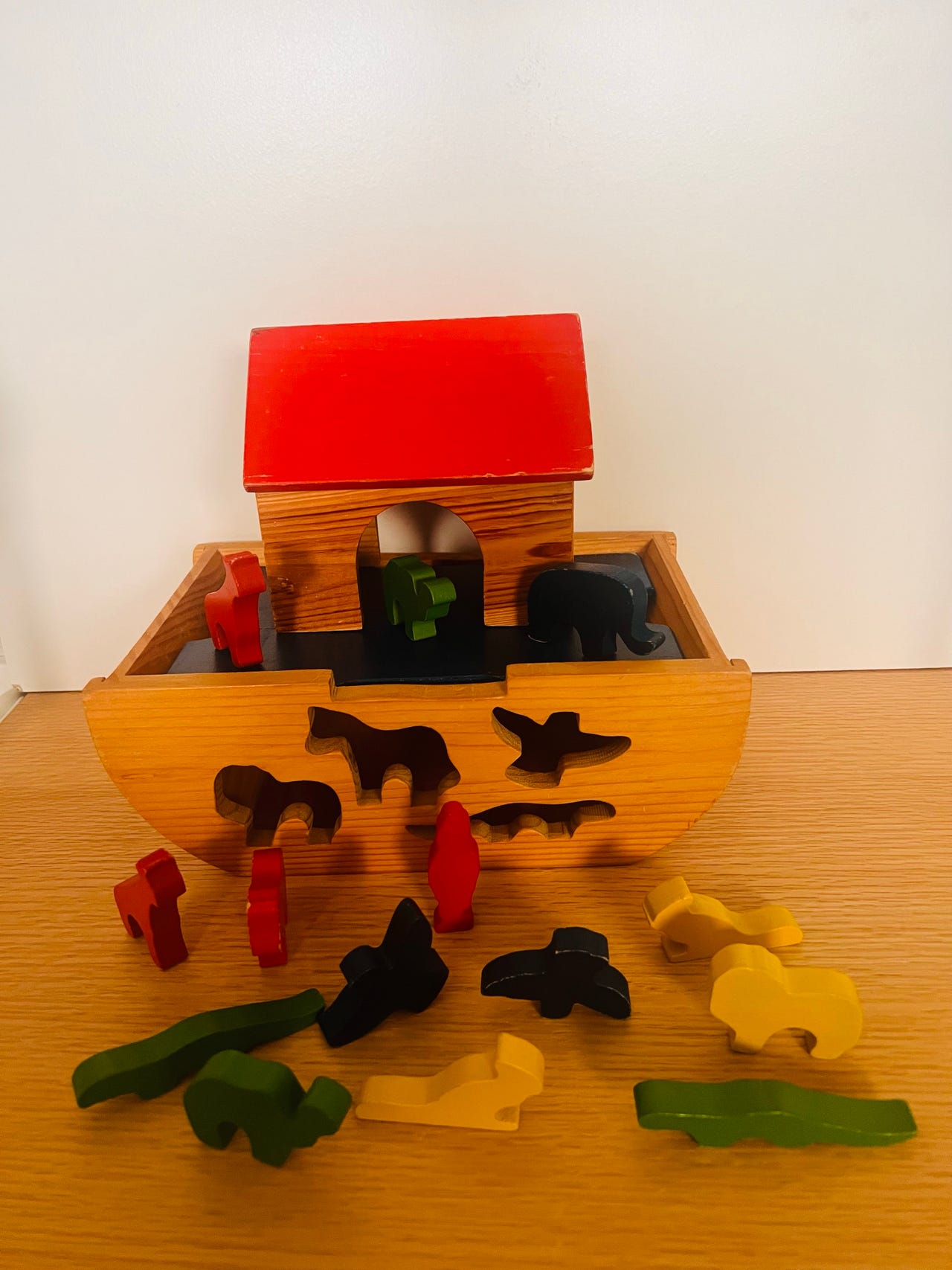 Treleker Noas Ark med dyrefigurer i tre FINN-torget