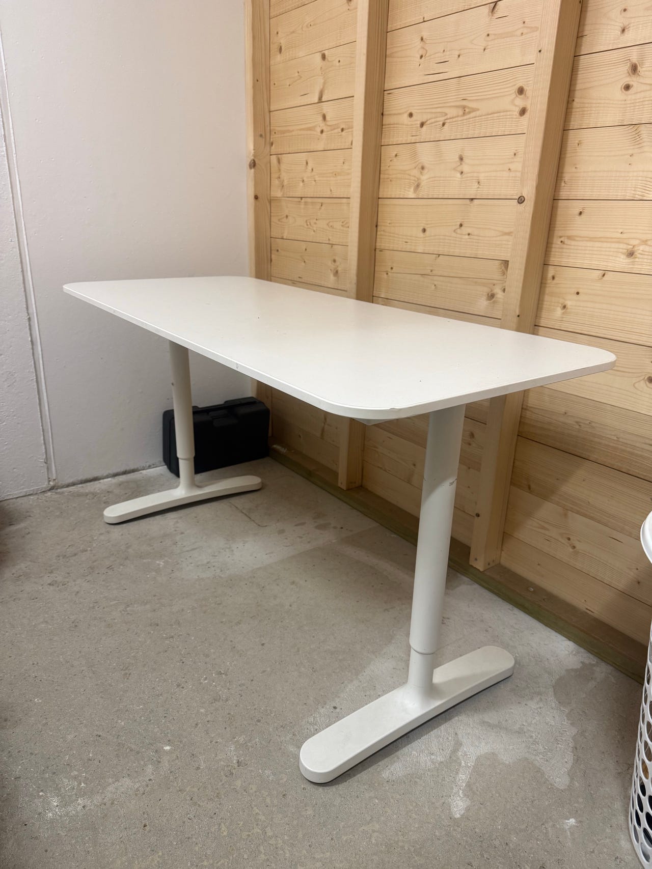 ikea-bekant-skrivebord-140x60-cm-justerbar-h-yde-hvit-finn-torget