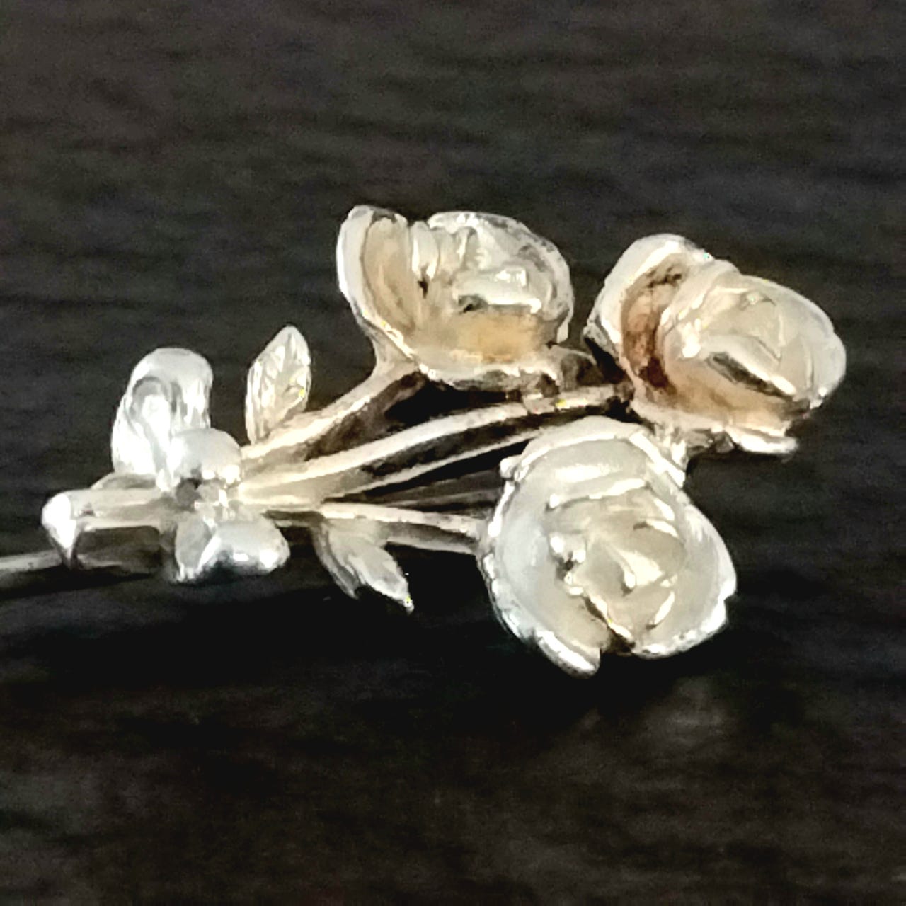 Selger en fin Pins bukett med roser i sølv 925s | FINN-torget