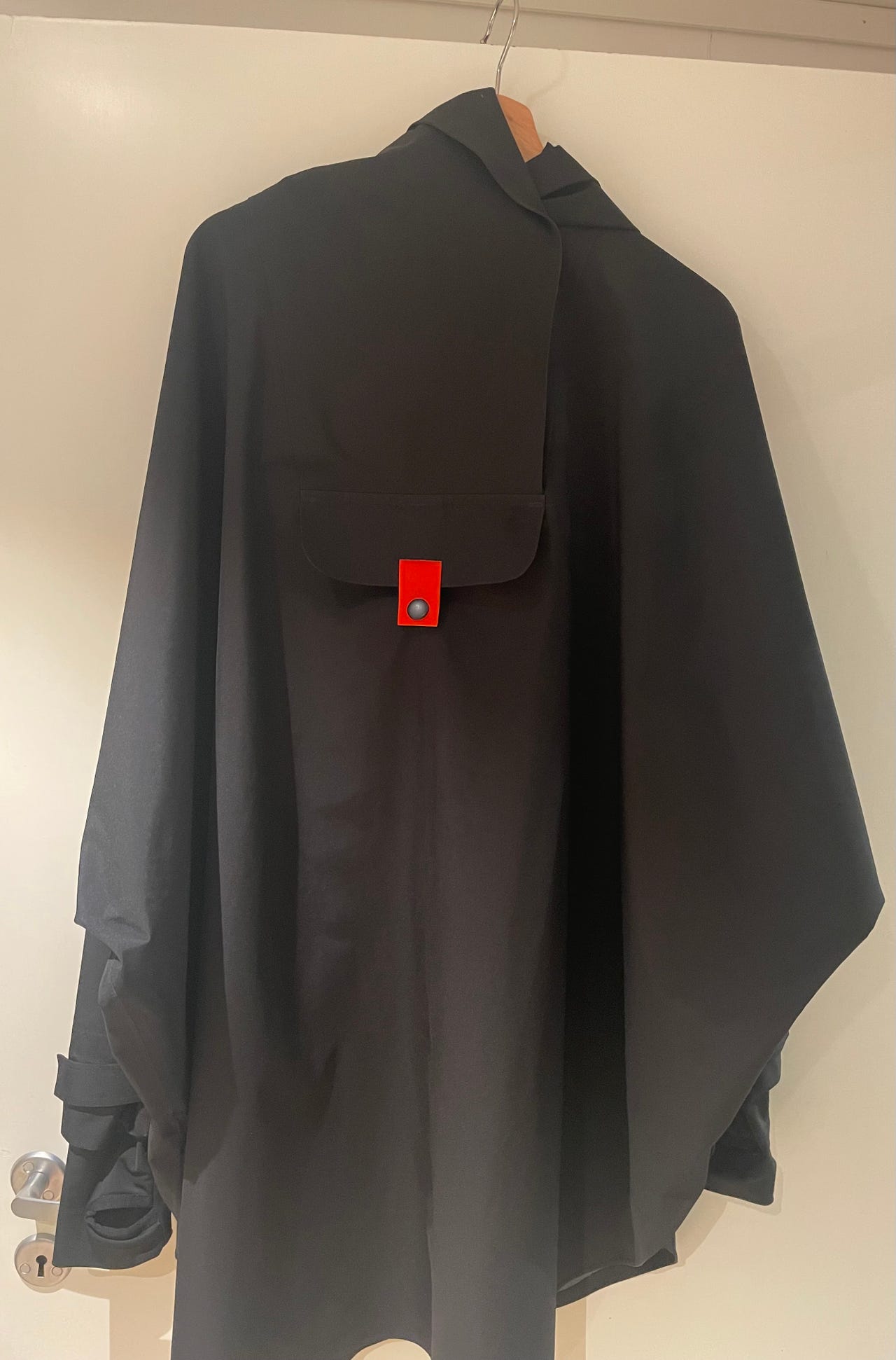 Blæst regnponcho selges. | FINN-torget