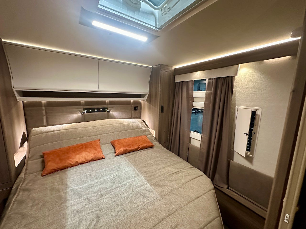 5548c539-a4f2-4f3b-9a3f-9b61ffe4ff83