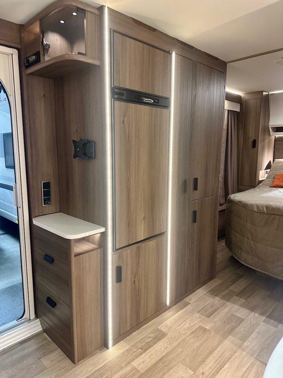 ebdaf103-d38d-432e-beea-a32fb50e629c