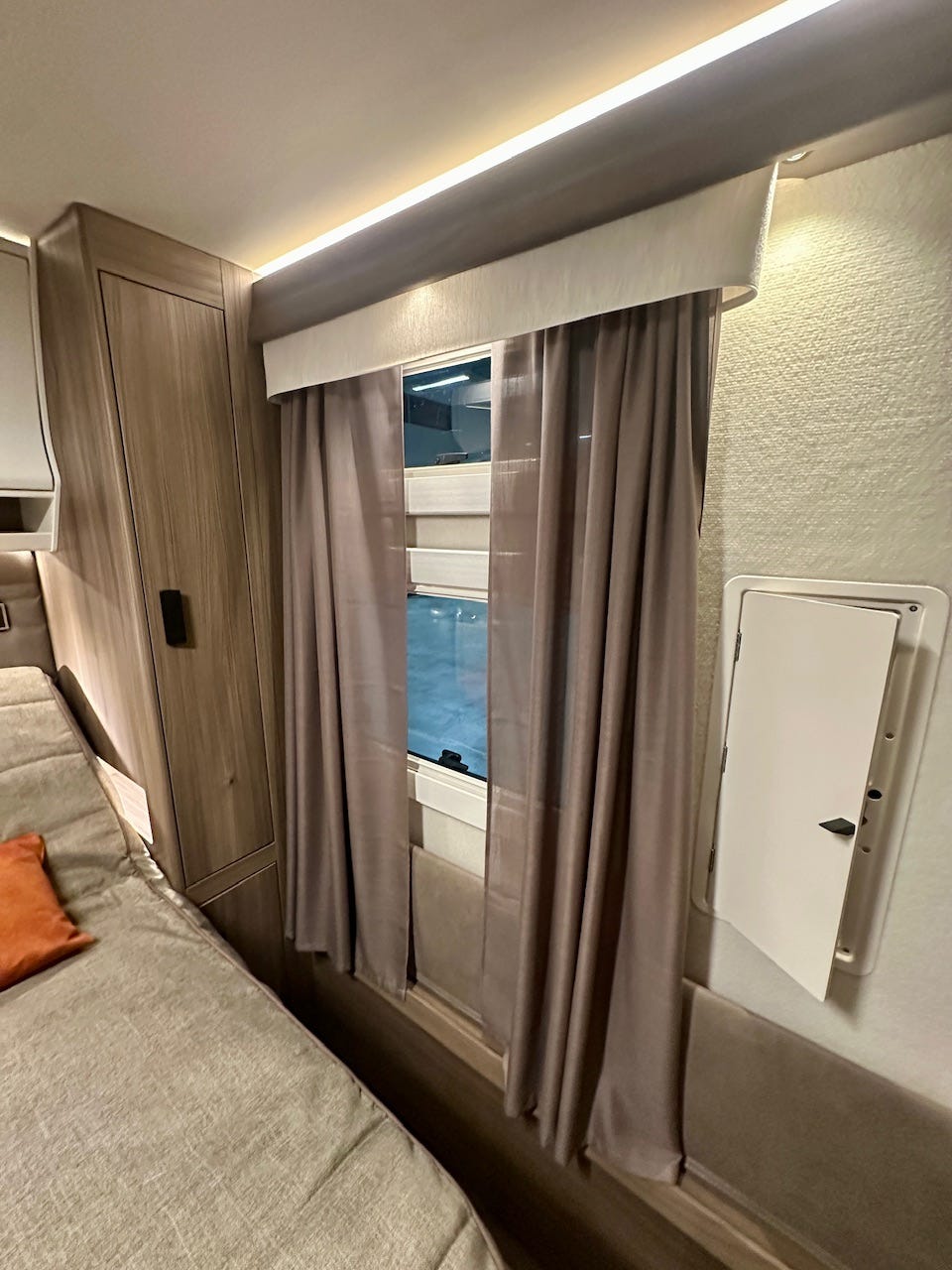 fb967935-9c48-4198-8fcf-1742a9bbb845