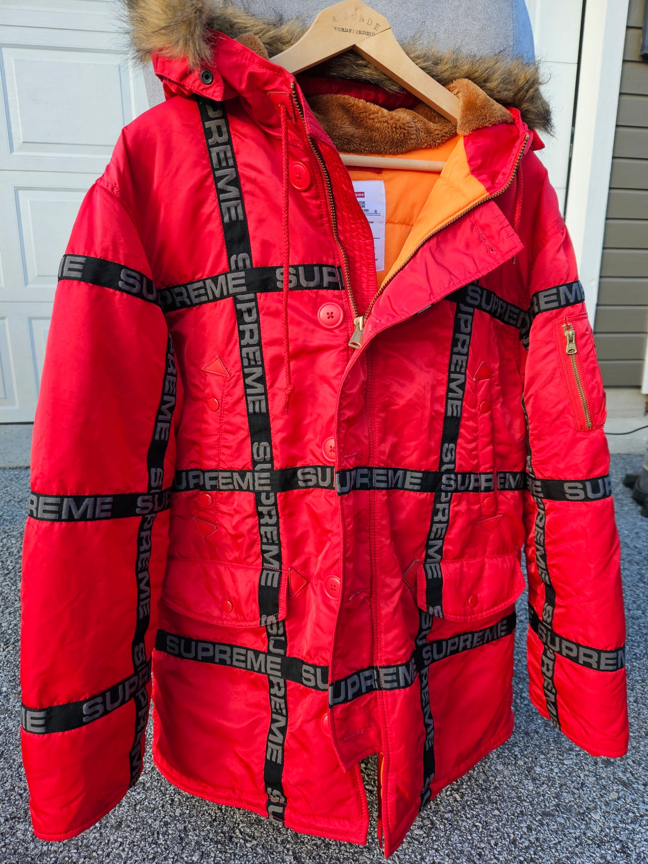 Supreme Logo Tape N-3B Parka i raud | FINN-torget