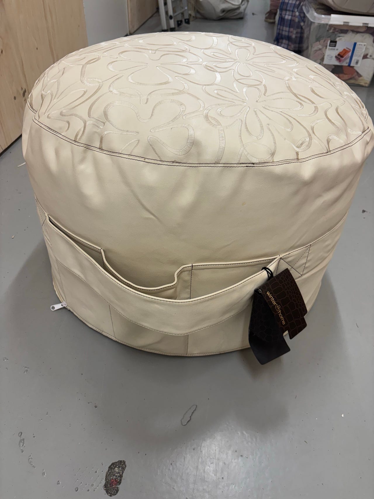 Puff Diameter 80 cm. Den er lett å ta med rundt, kjempefin for barn ...