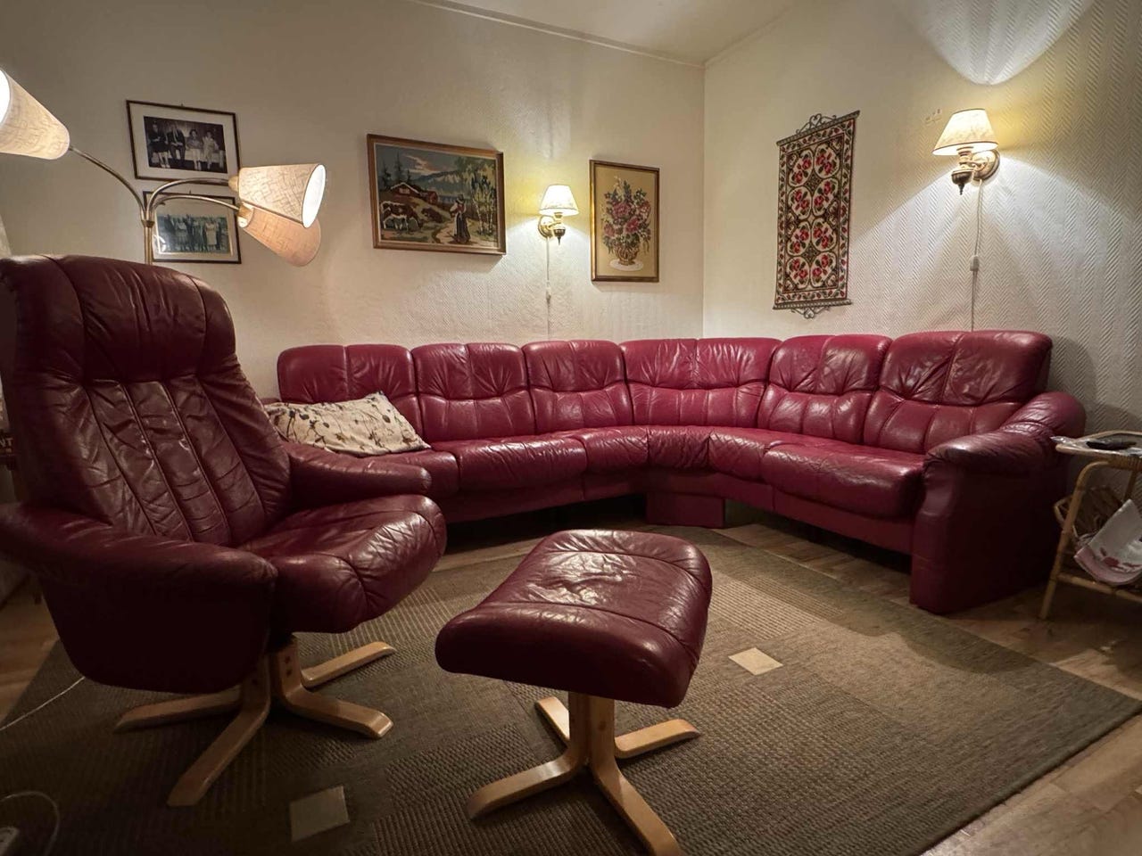 Rød sofa gis bort | FINN-torget