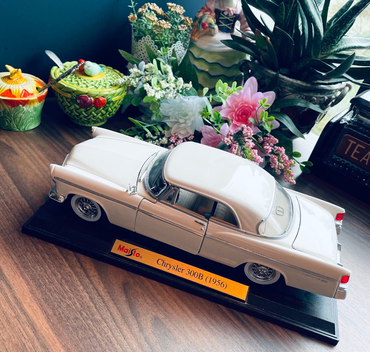 Diecast-modellbil av en 1956 Chrysler 300B laget av Maisto. | FINN