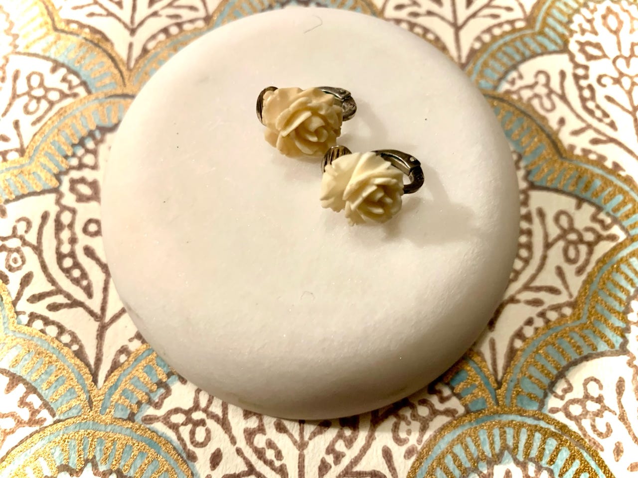 Vintage klipsørepynt i 835 sølv – håndskårne roser i ekte horn/ben ...