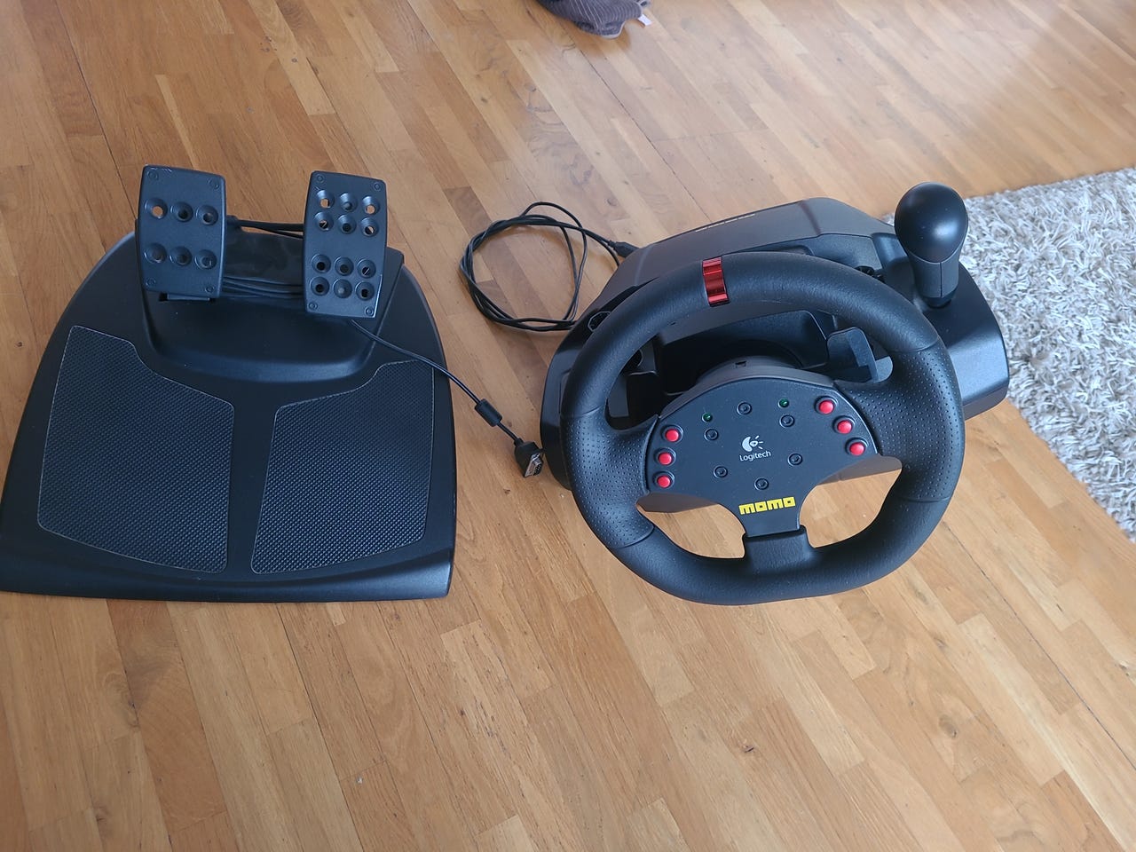 Logitech Momo racing ratt og pedaler. | FINN-torget