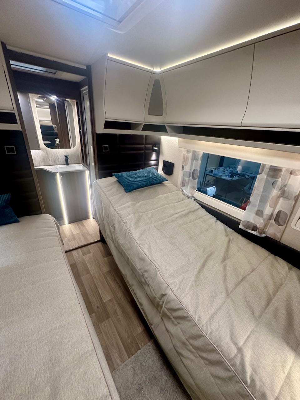 5a0fc27e-6b51-484c-8d4d-72b31436ee90