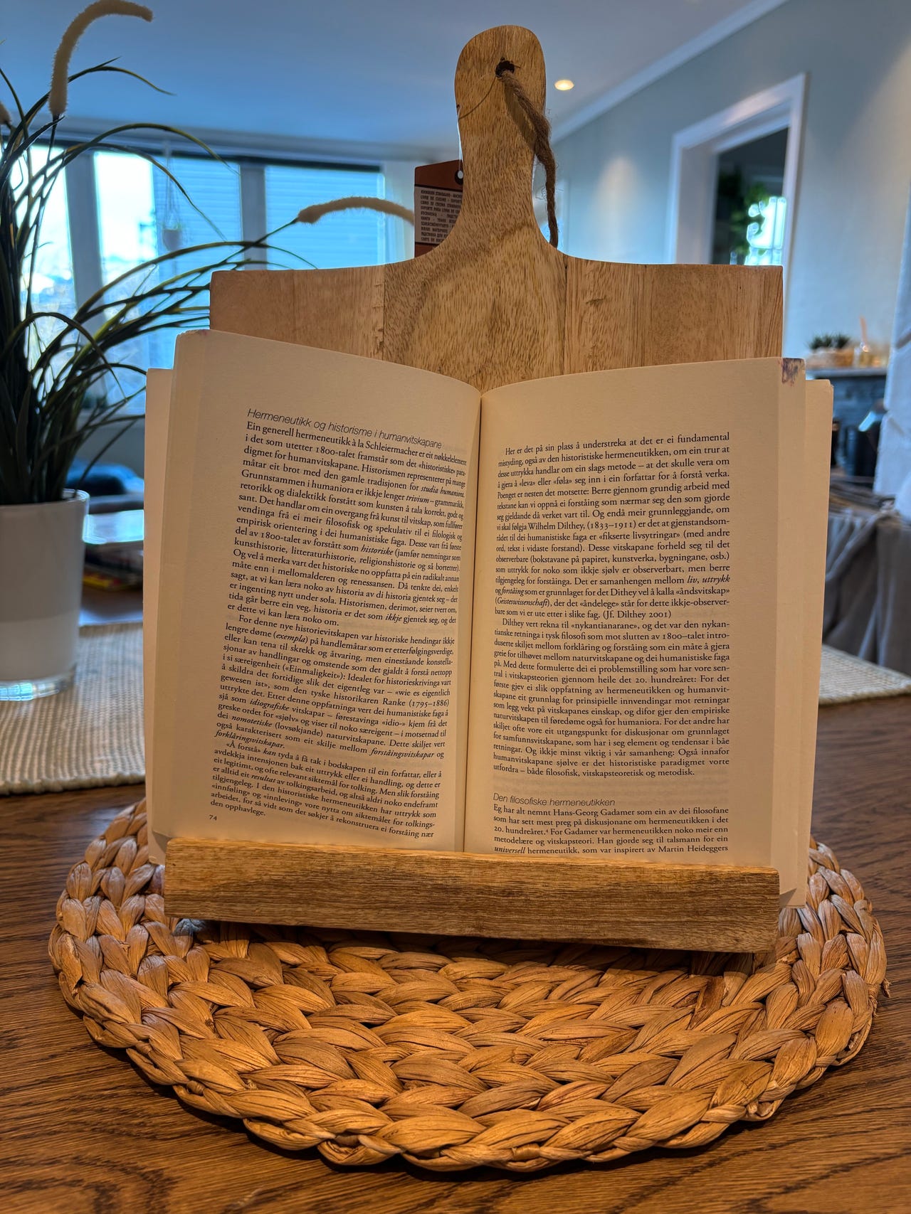 cookbook-holder-bokst-tte-i-tre-finn-torget