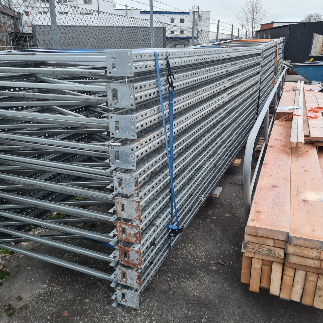 40 stk P90 Constructor/Høvik Stål stiger til pallereoler. Ca 5m høyde ...