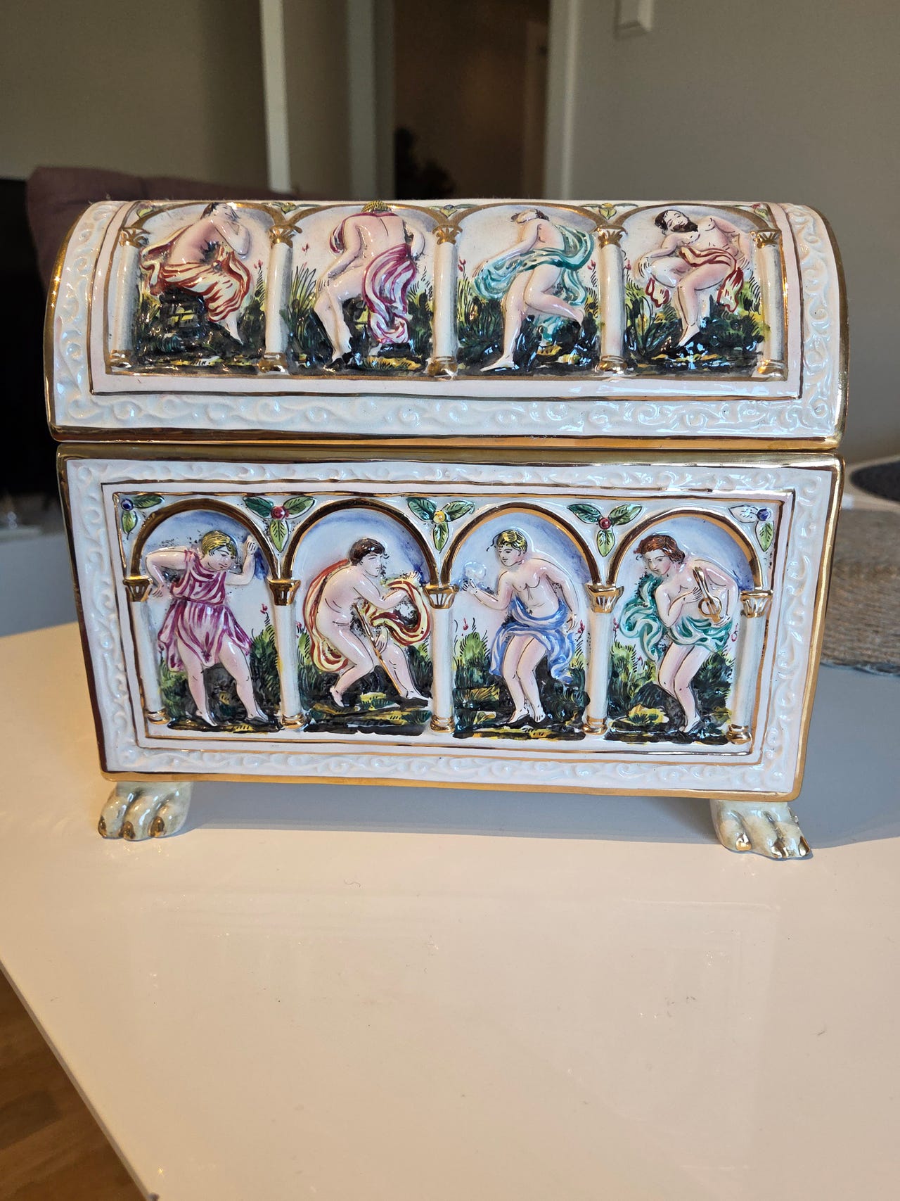 spesiell-og-sjelden-kiste-med-nyydelige-detaljer-finn-torget