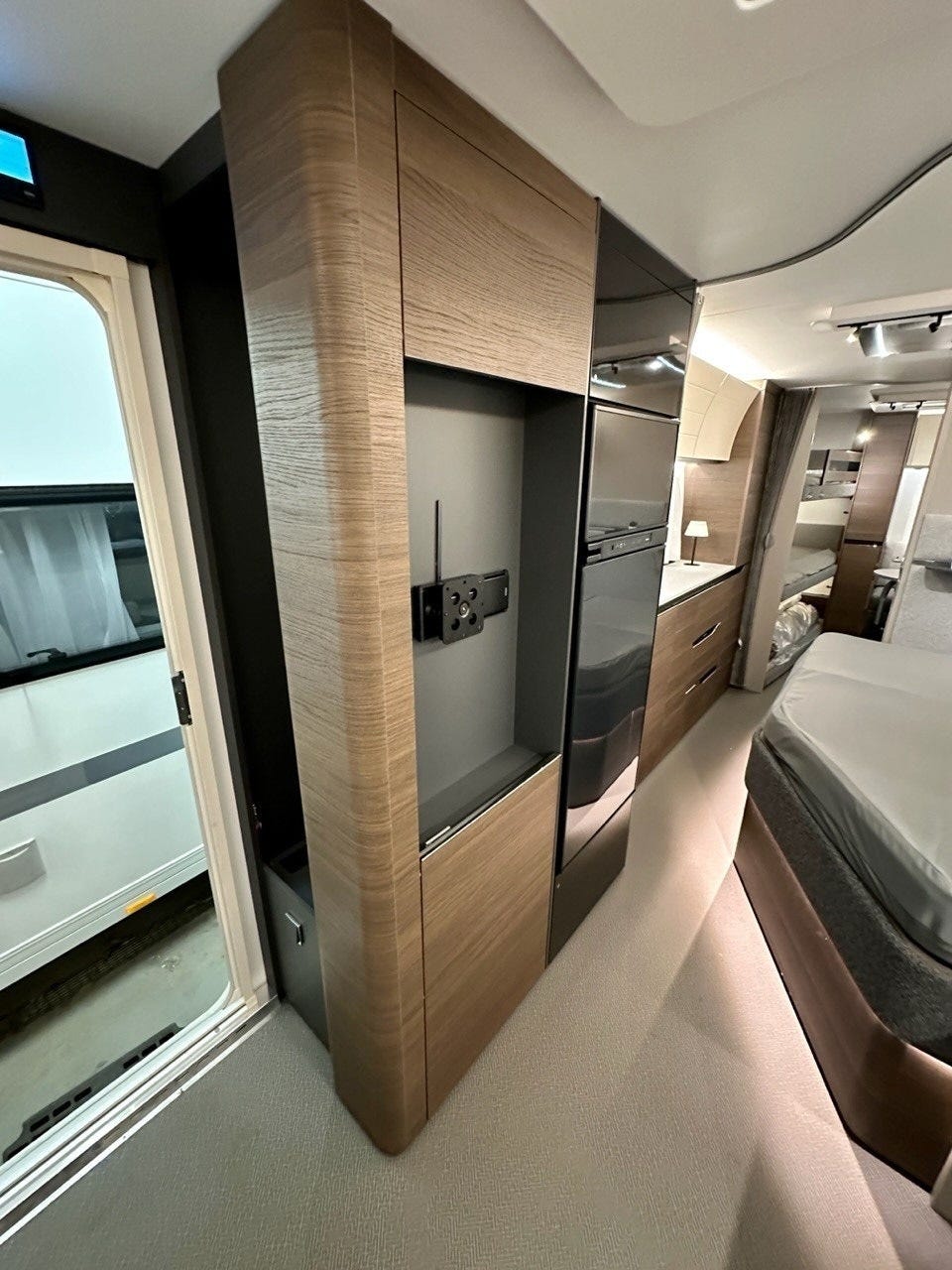 65d0ead2-d8d8-4f5d-af67-4430618434a1