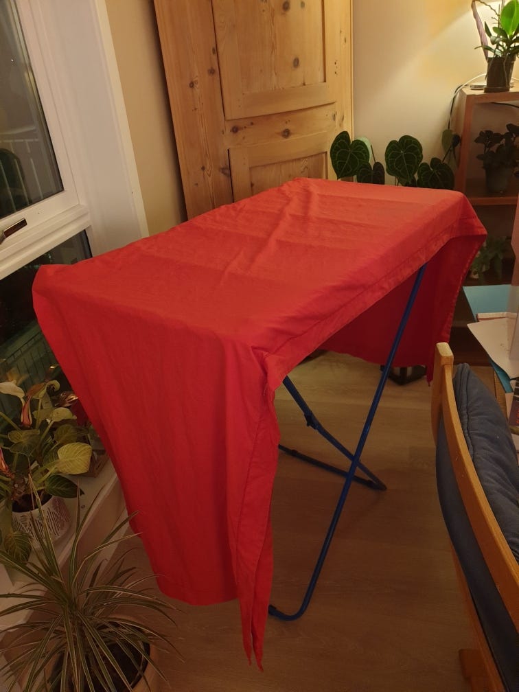 Rød duk / juleduk i tettvevd 100 % lin med fin hullfald. 240 x 135 cm ...
