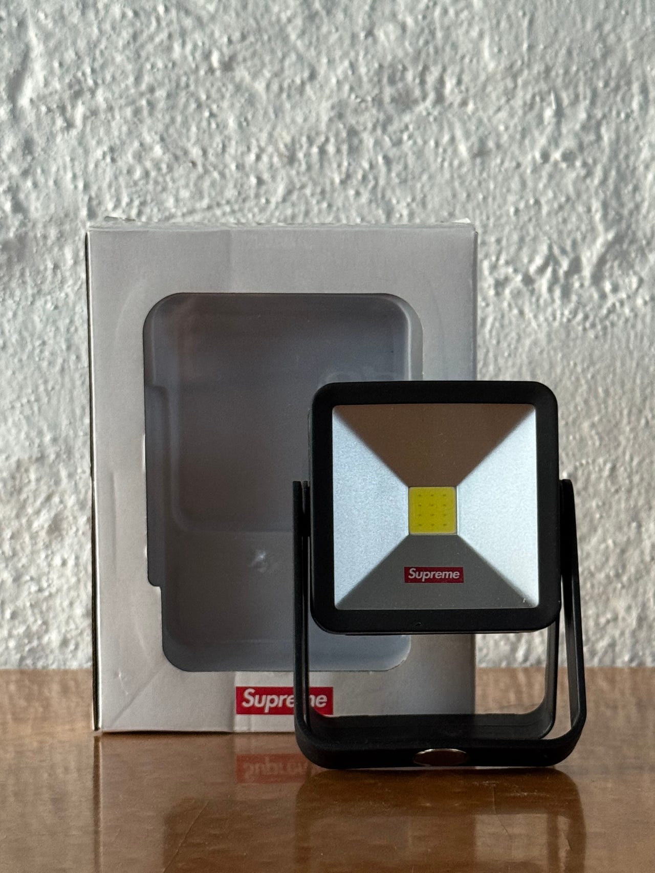 Supreme Magnetic Kickstand Light i svart | FINN-torget