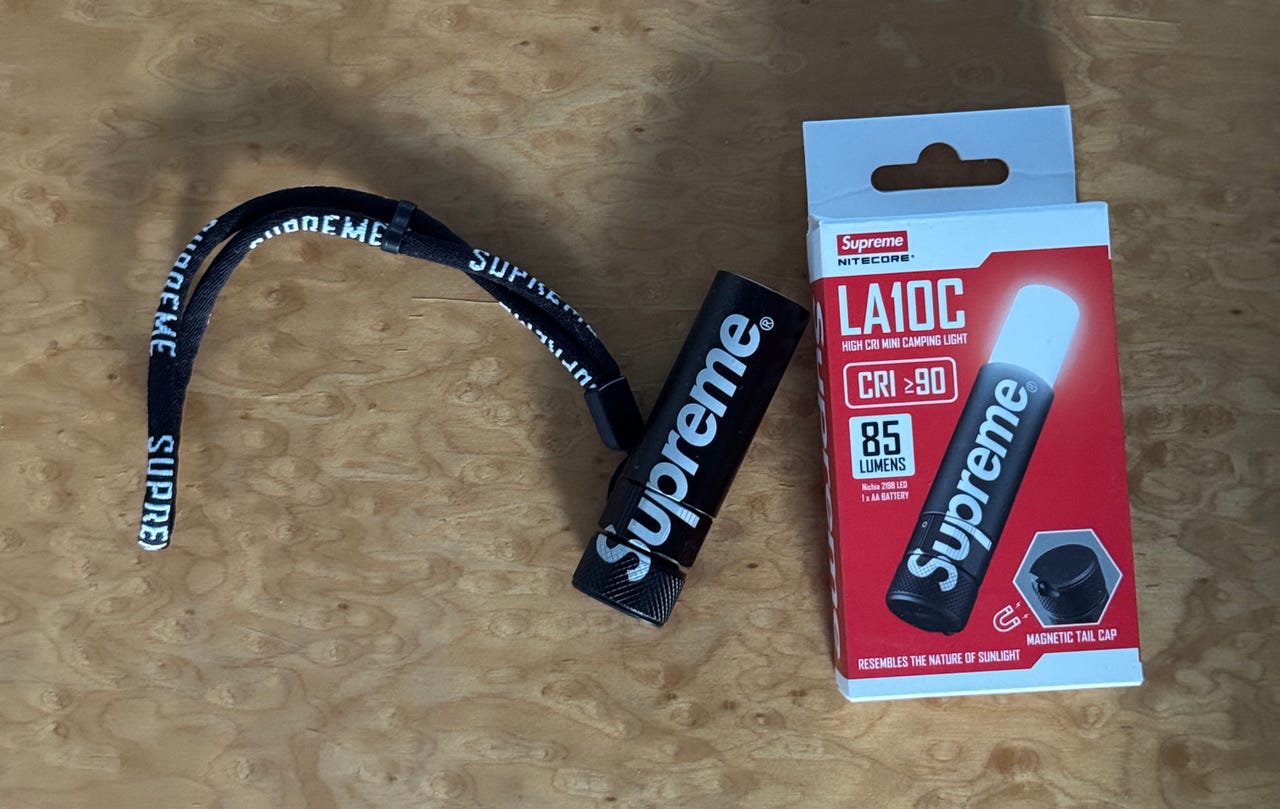 Supreme NITECORE Magnetic Flashlight 黒 Supreme NITECORE Mini Magnetic Flashlight i svart | FINN-torget