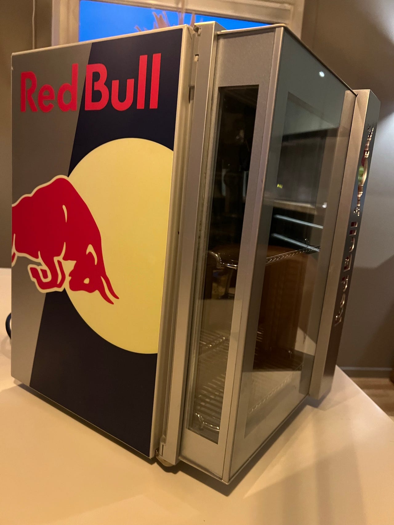 Mini Red Bull kjøleskap. Brukt. Må hentes:) | FINN-torget