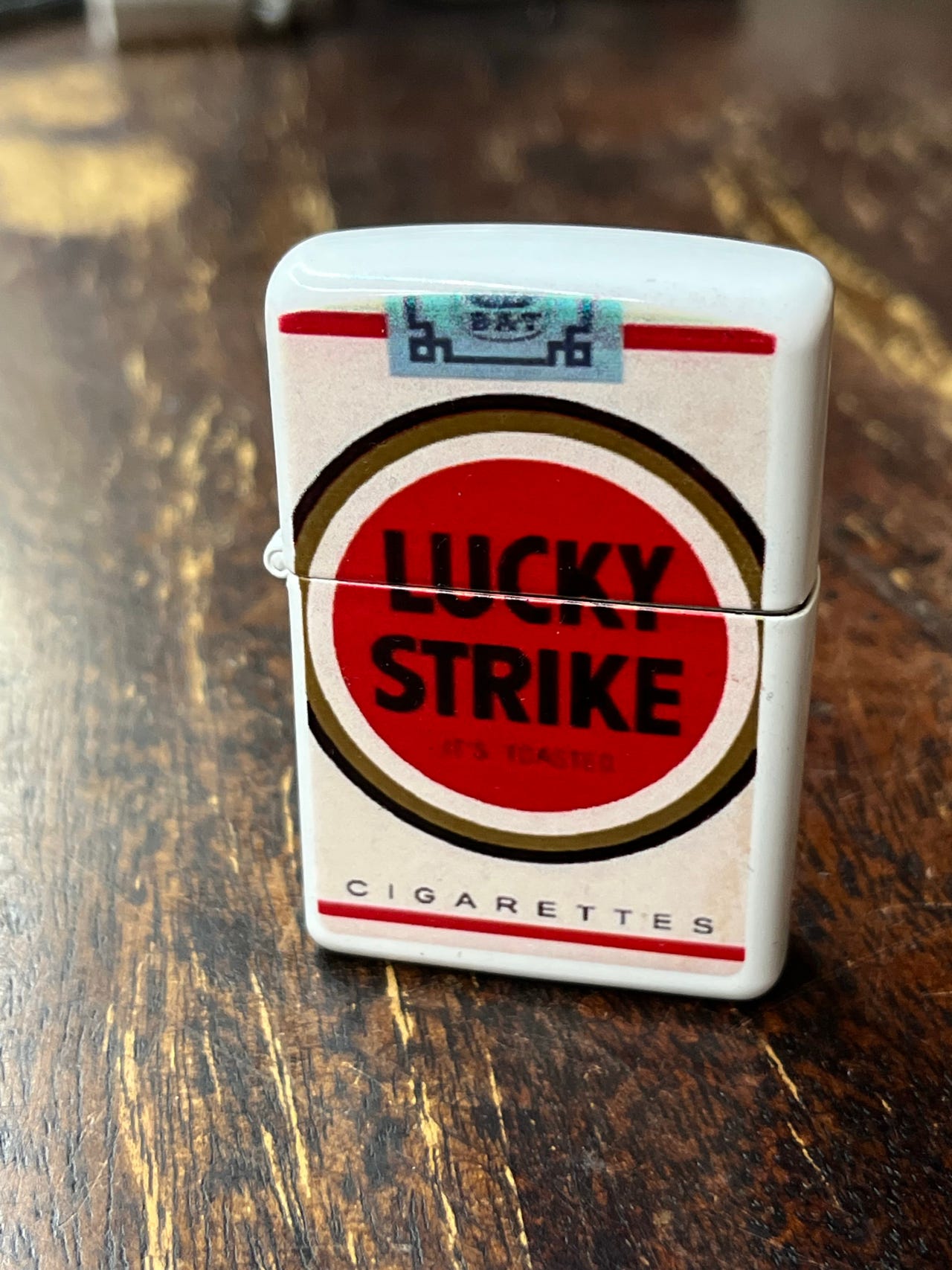 Bensin Lighter Med Bilde Av: Lucky Strike Cigarettes. Tobakk | -torget