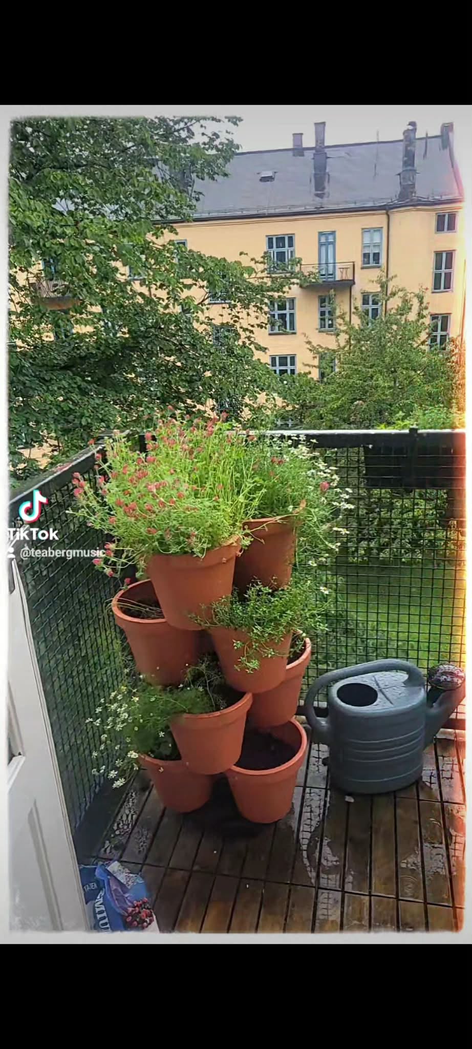 Plantetårn med 9 potter i tre etasjer - terra cotta. (x2) | FINN-torget