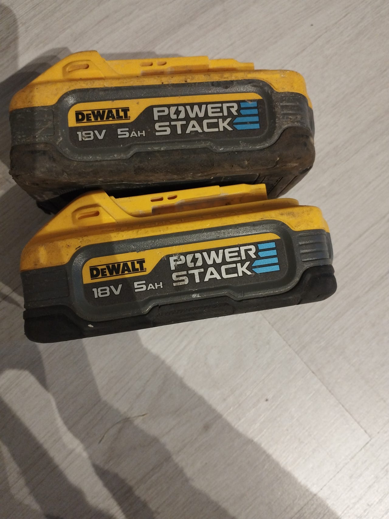 2 stk Defekte DeWalt Power Stack 18v 5Ah batteripakke | FINN-torget
