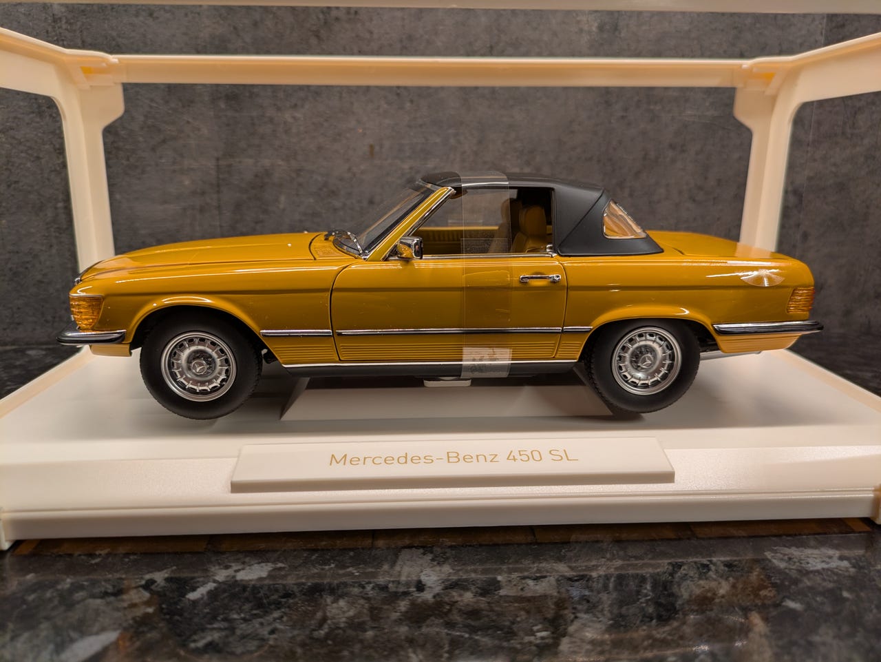 Mercedes-Benz 450 SL (R107) - 1975 modell - Cayenne orange - Norev