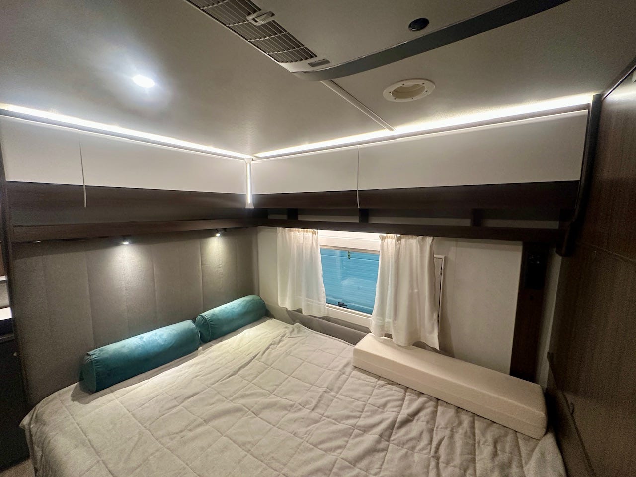 305ba6ad-c500-416b-bbe0-ce18749b8380