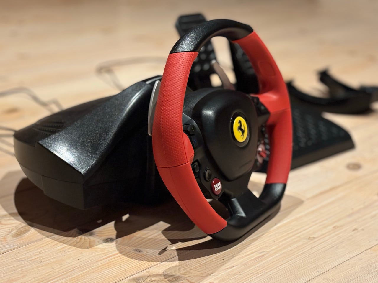 Thrustmaster Ferrari Racing Wheel RGT ratt og pedalsett rød og svart ...