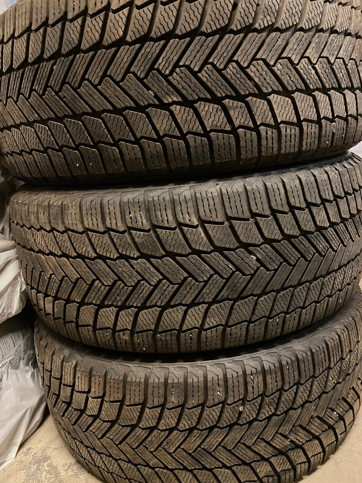 3 stk Michelin 265/40R22 piggfrie vinterdekk 5.5/6 mm | FINN-torget