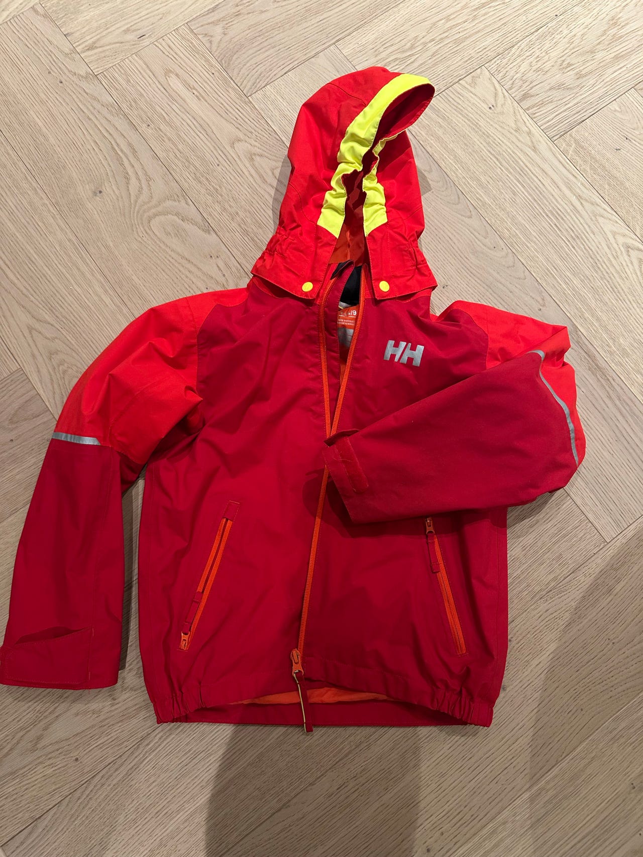 Helly Hansen jakker i str 134. Pent brukt ingen feil. Unisex fine rød ...