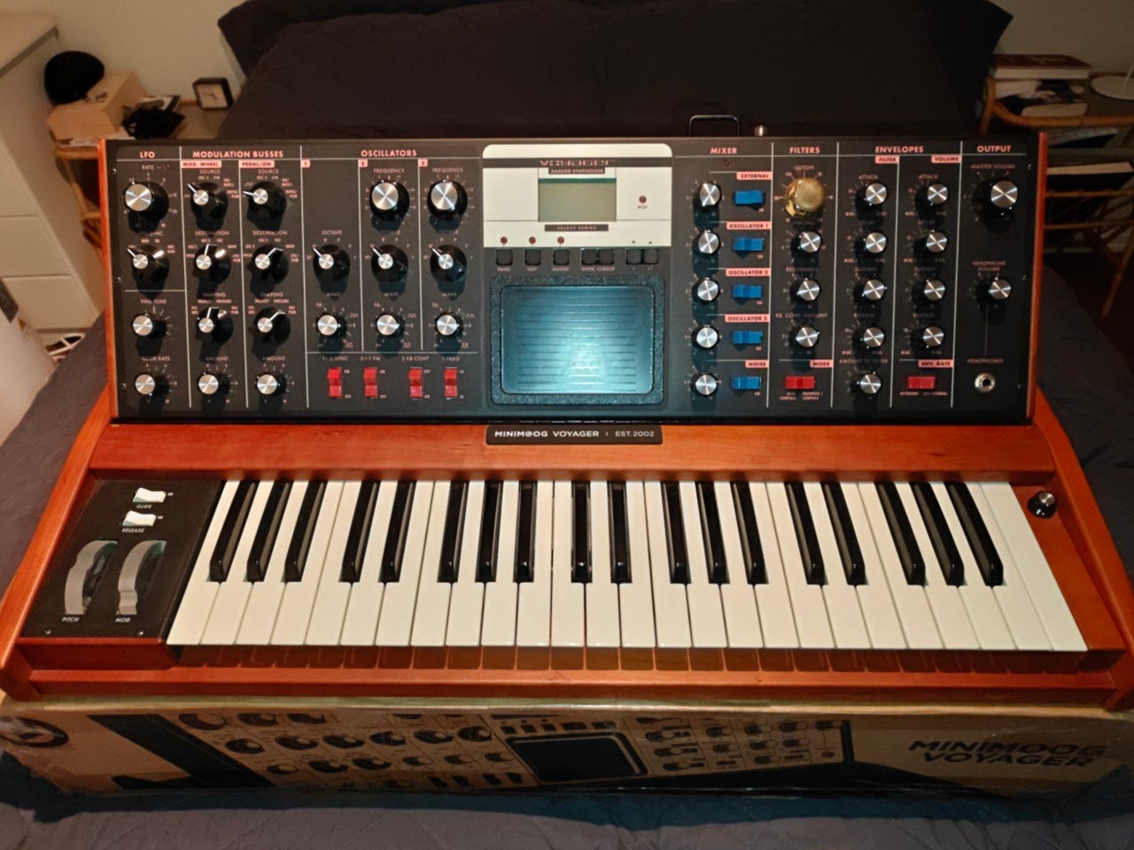 Moog Voyager Select Series Solar Cherry, med gul cutoff knob | FINN-torget