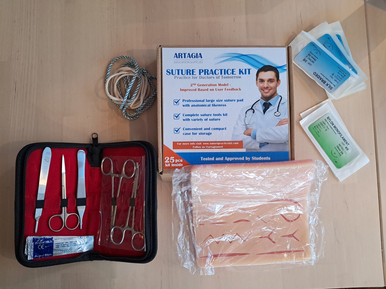 auraga-suturovingssett-med-suturmatte-og-kirurgiske-instrumenter-finn